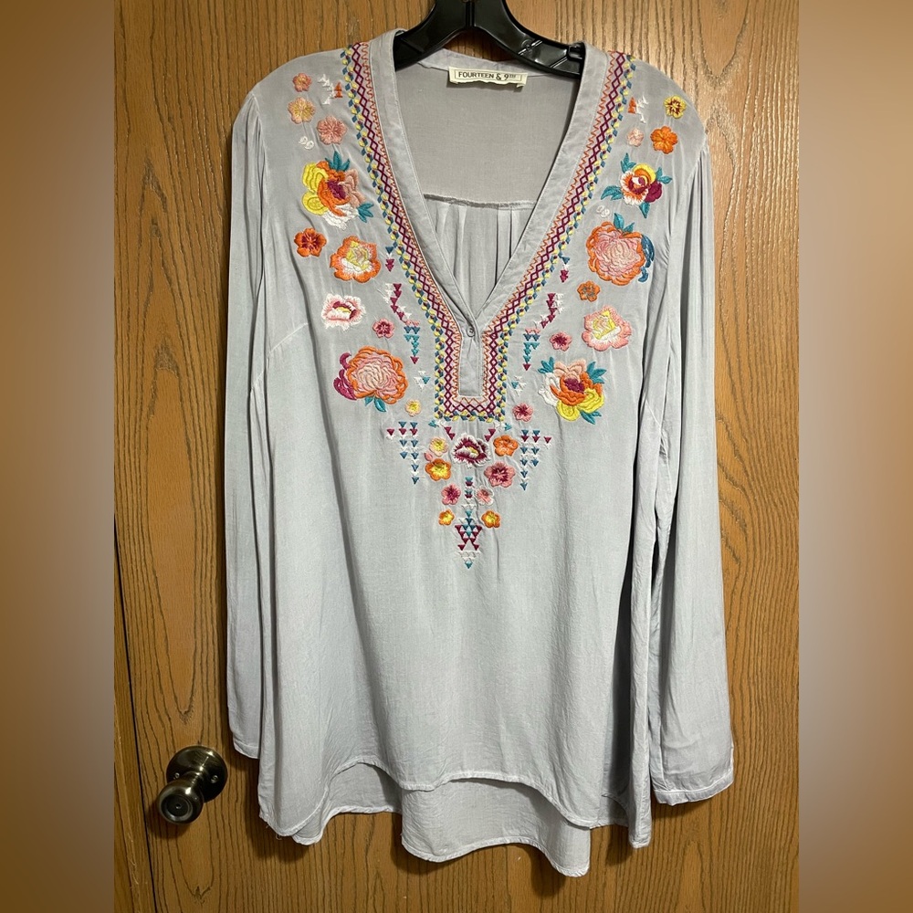 Embroidered Tunic Blouse with V-Neck in Light Gray